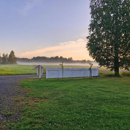 Talo Järven Rannalla